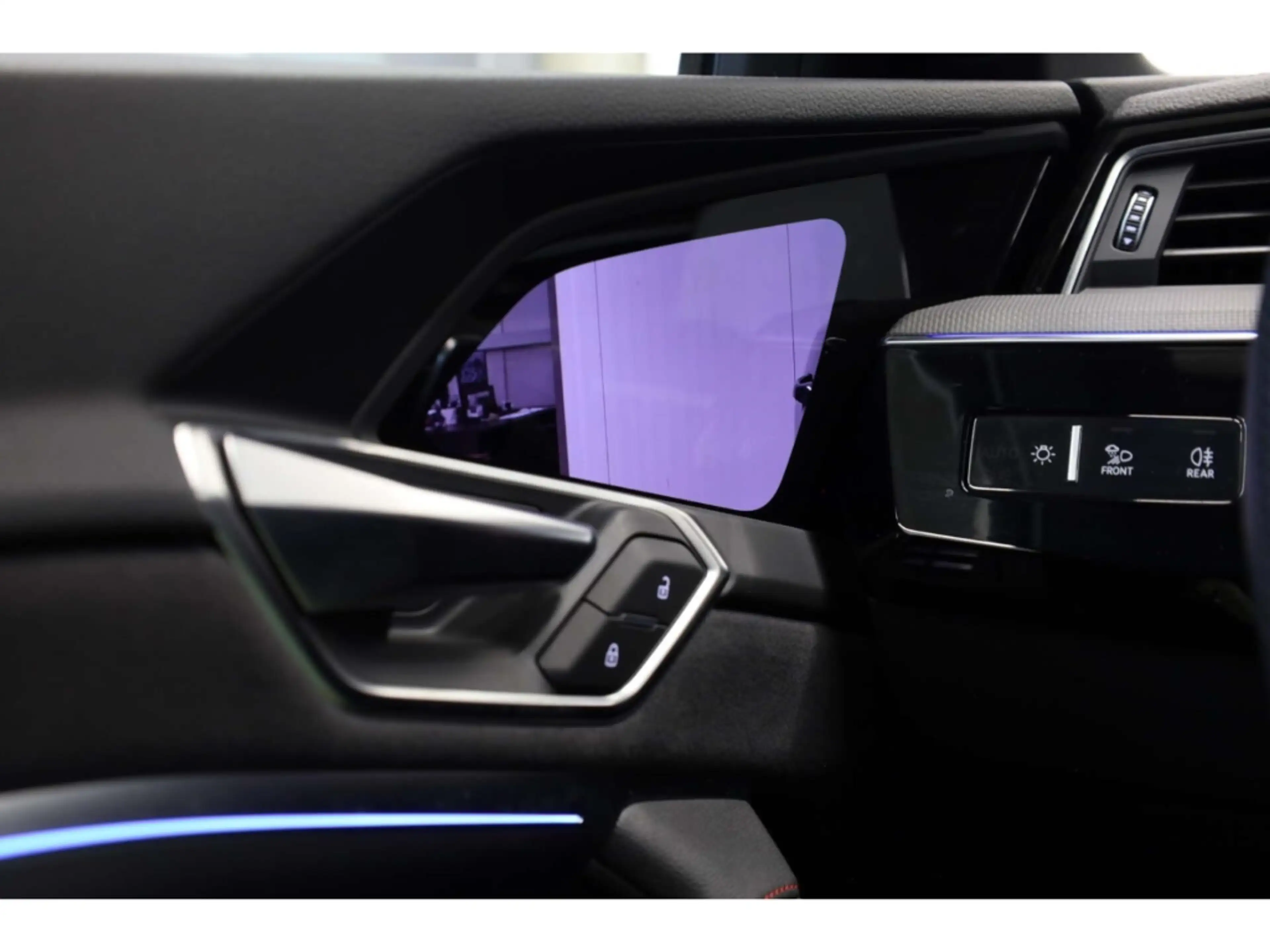 Audi Q8 e-tron Sportback S line — photo 21