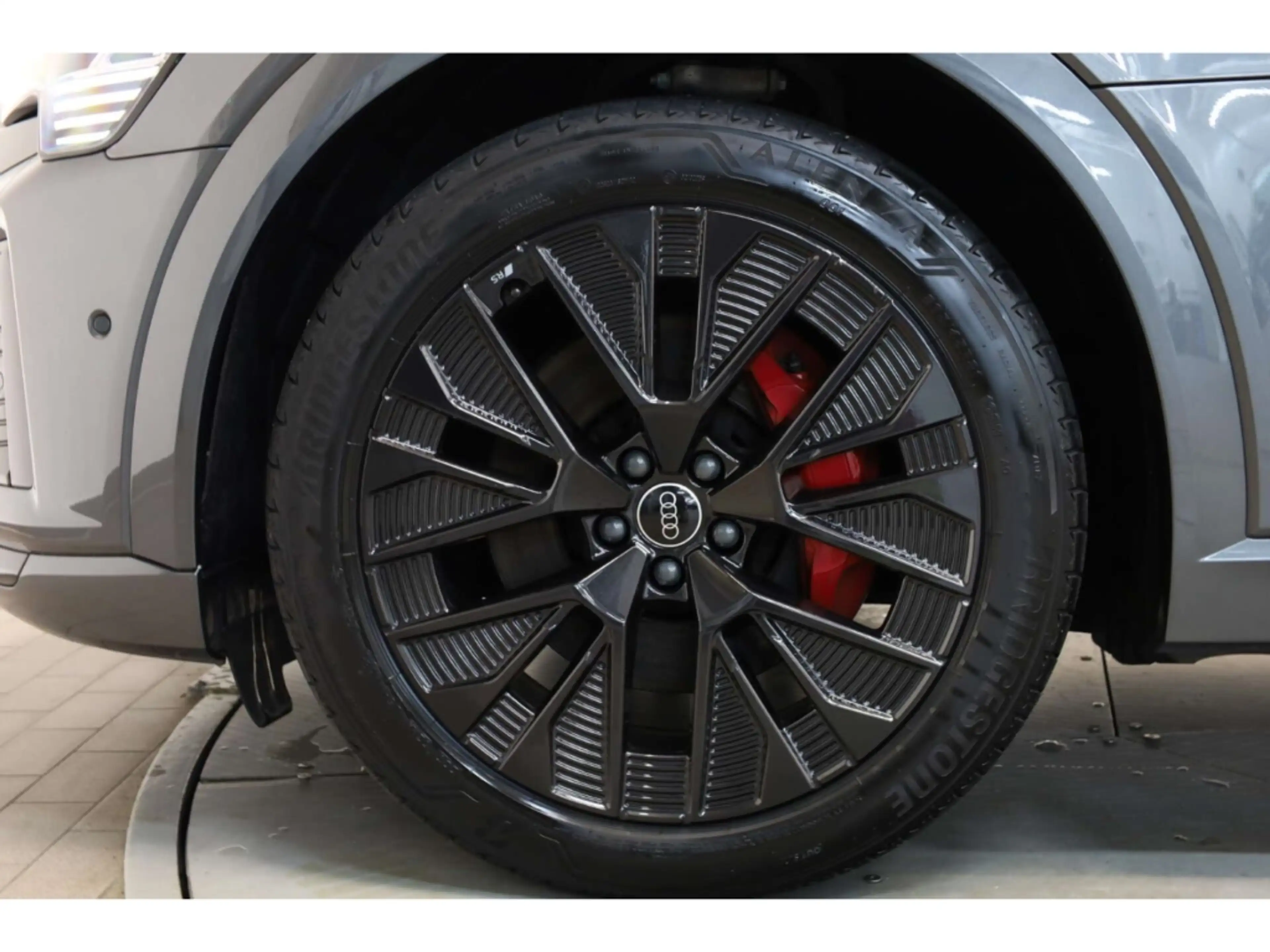 Audi Q8 e-tron Sportback S line — photo 8