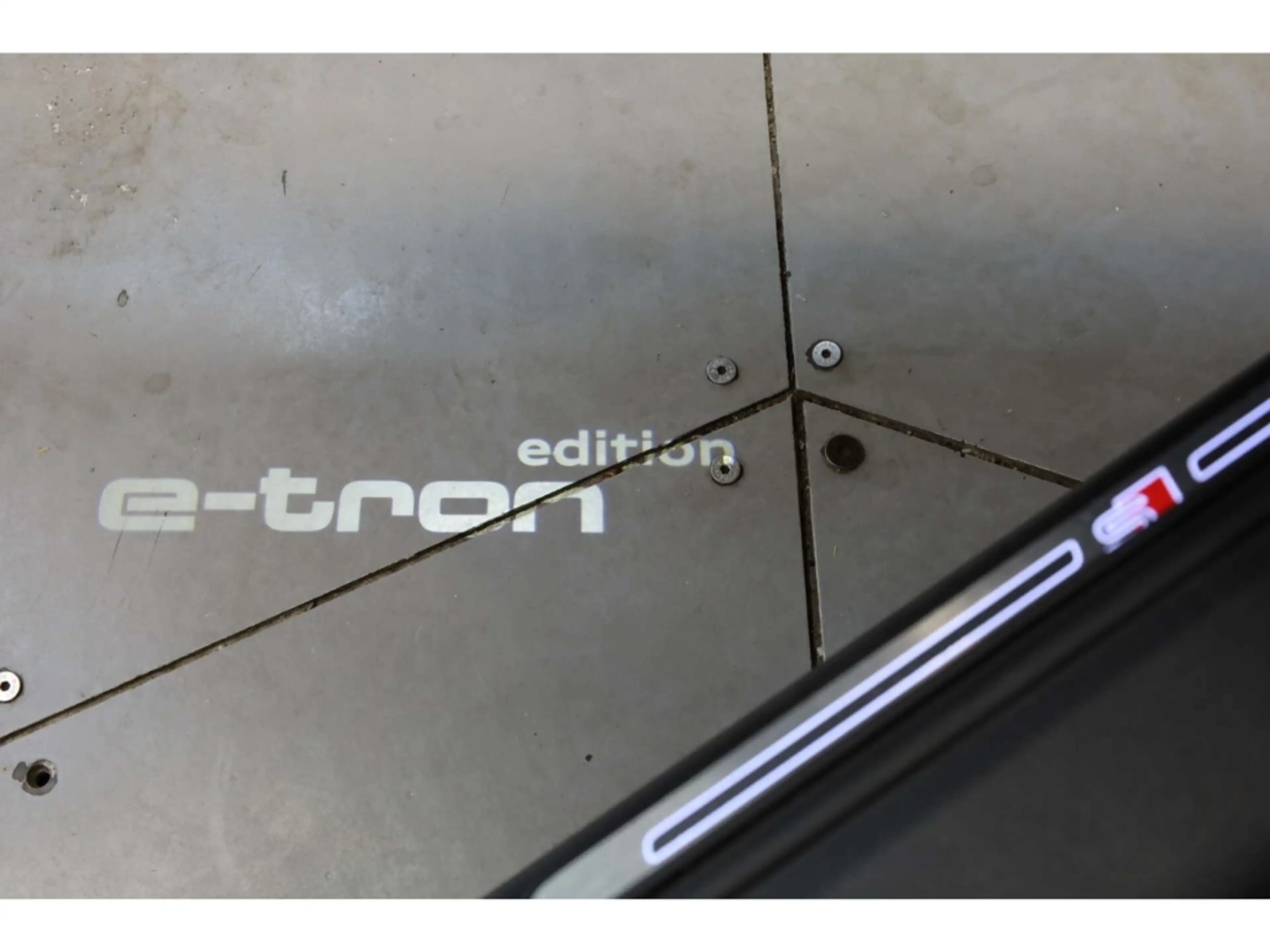 Audi Q8 e-tron Sportback S line — photo 27