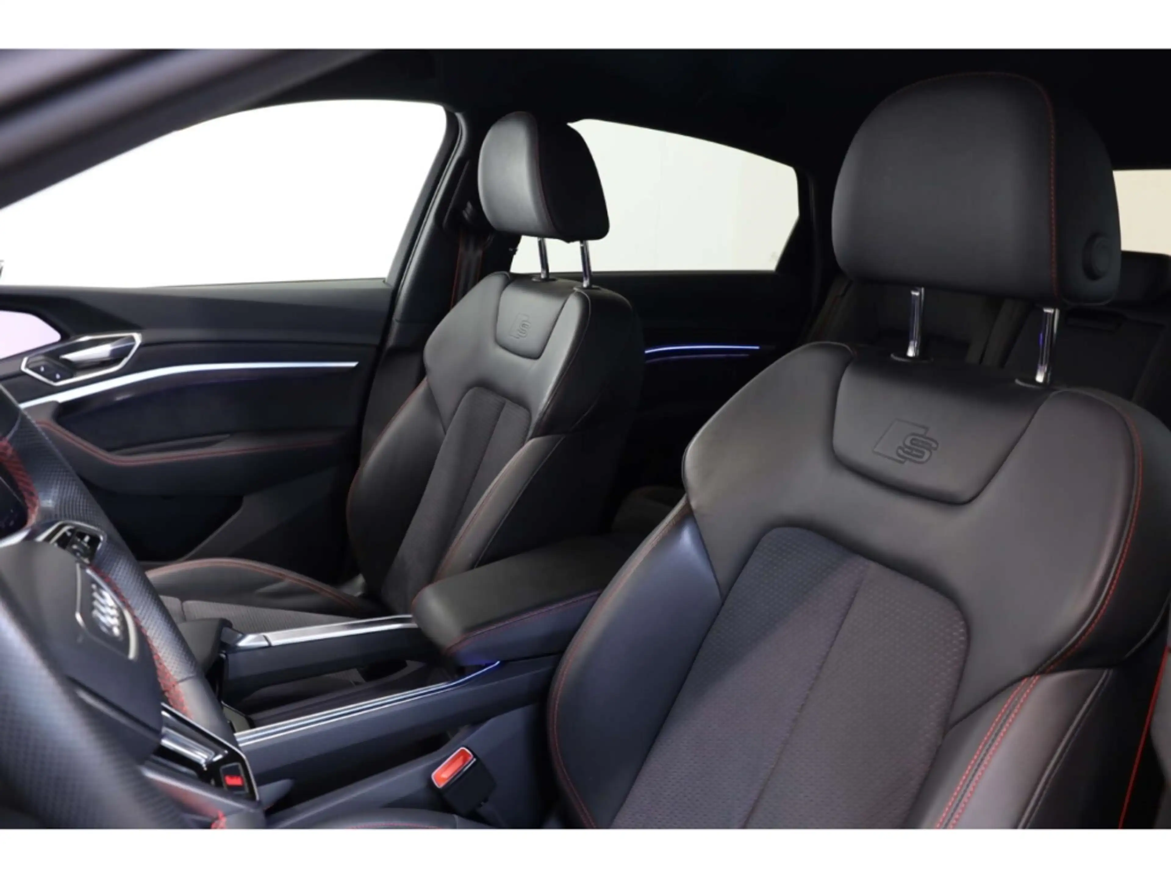 Audi Q8 e-tron Sportback S line — photo 10