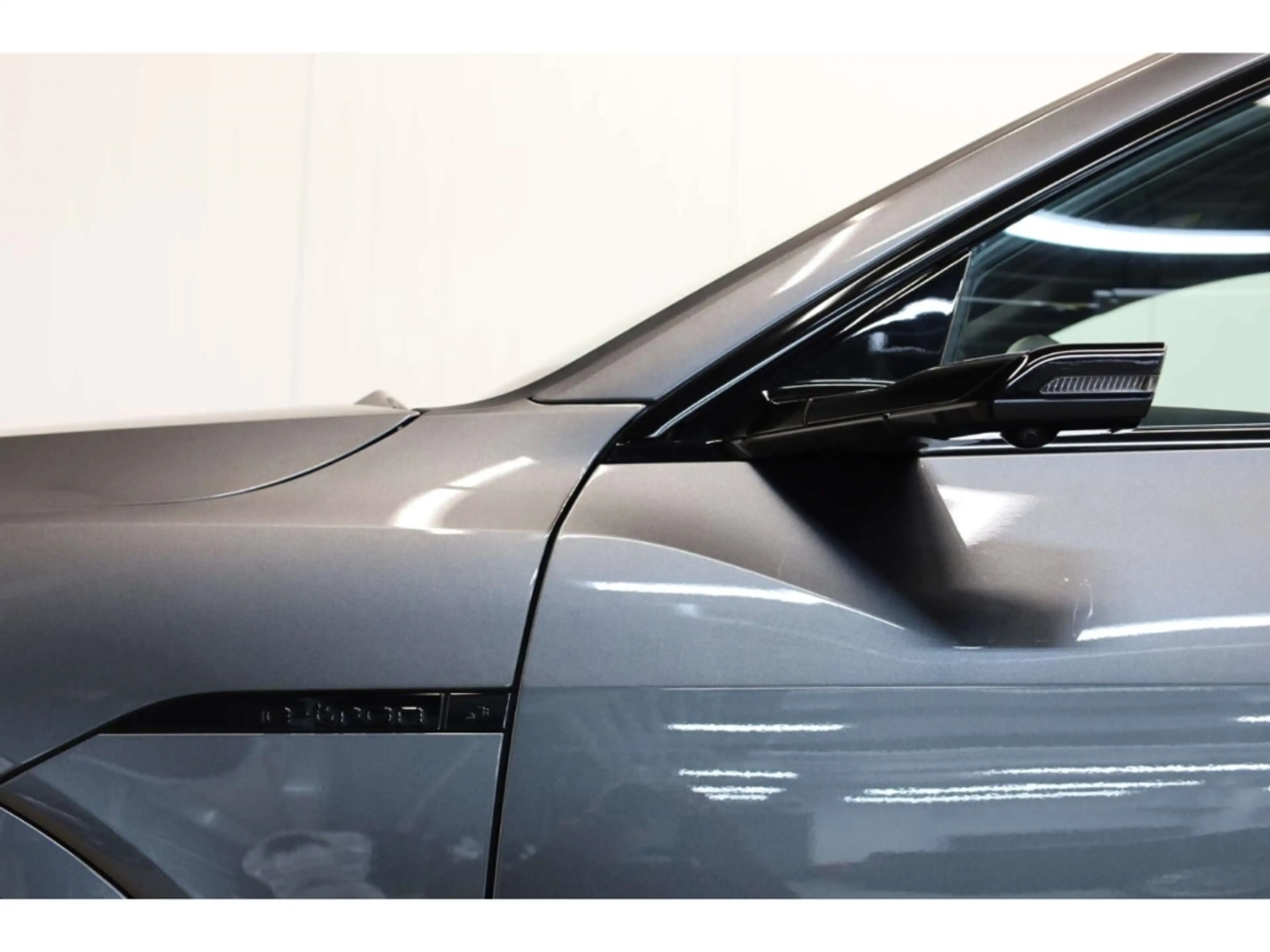 Audi Q8 e-tron Sportback S line — photo 28