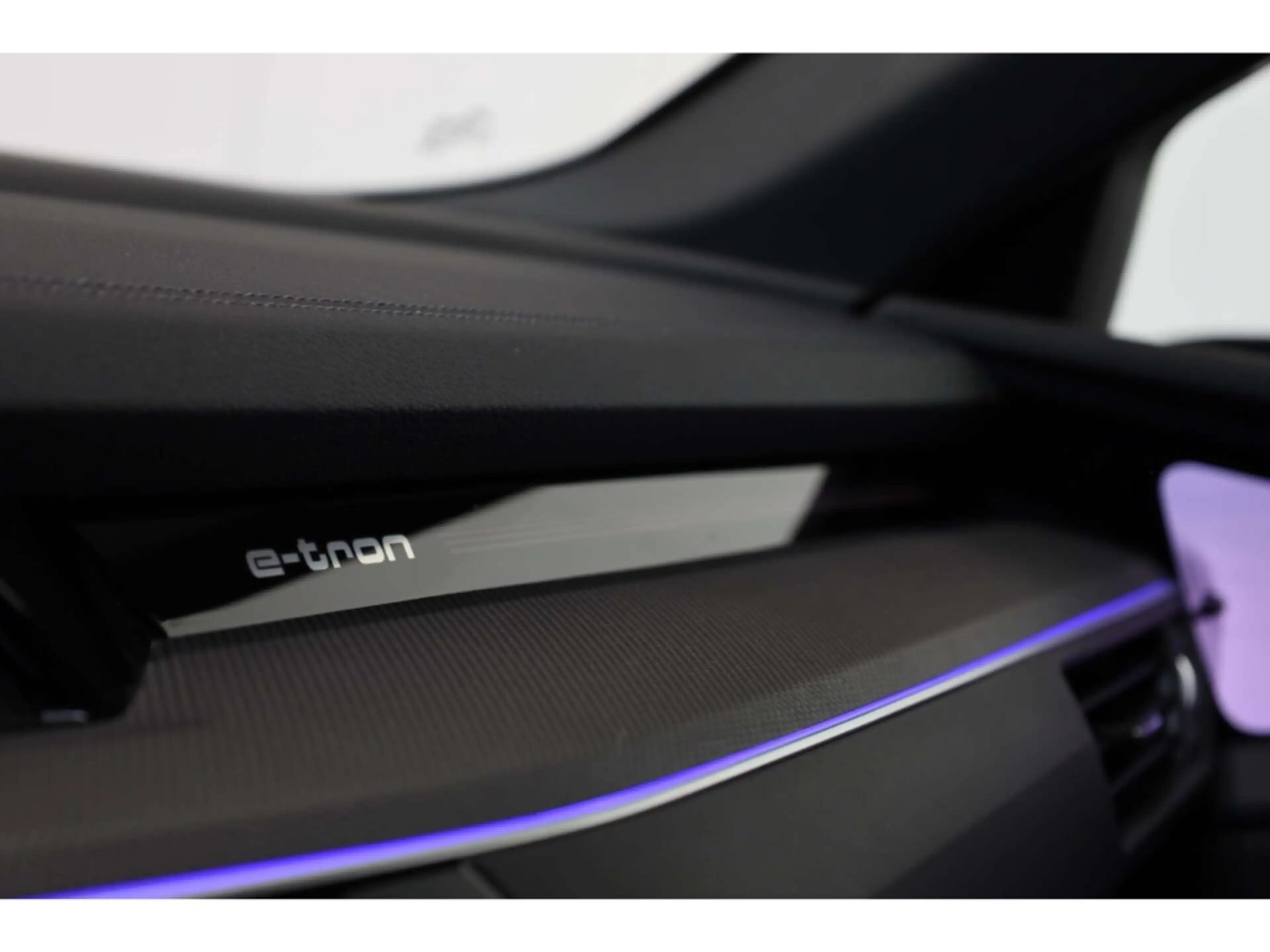 Audi Q8 e-tron Sportback S line — photo 26
