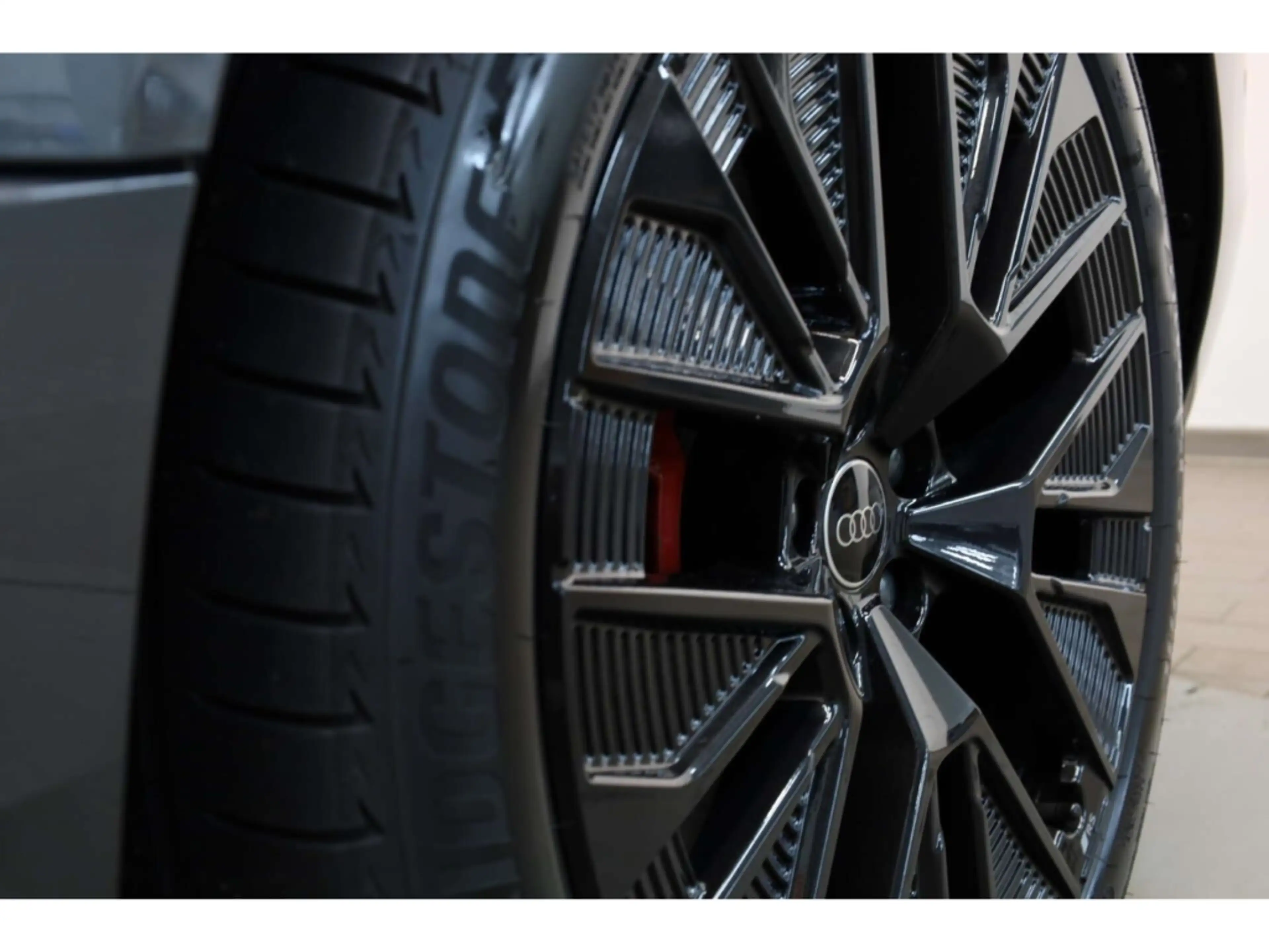 Audi Q8 e-tron Sportback S line — photo 31