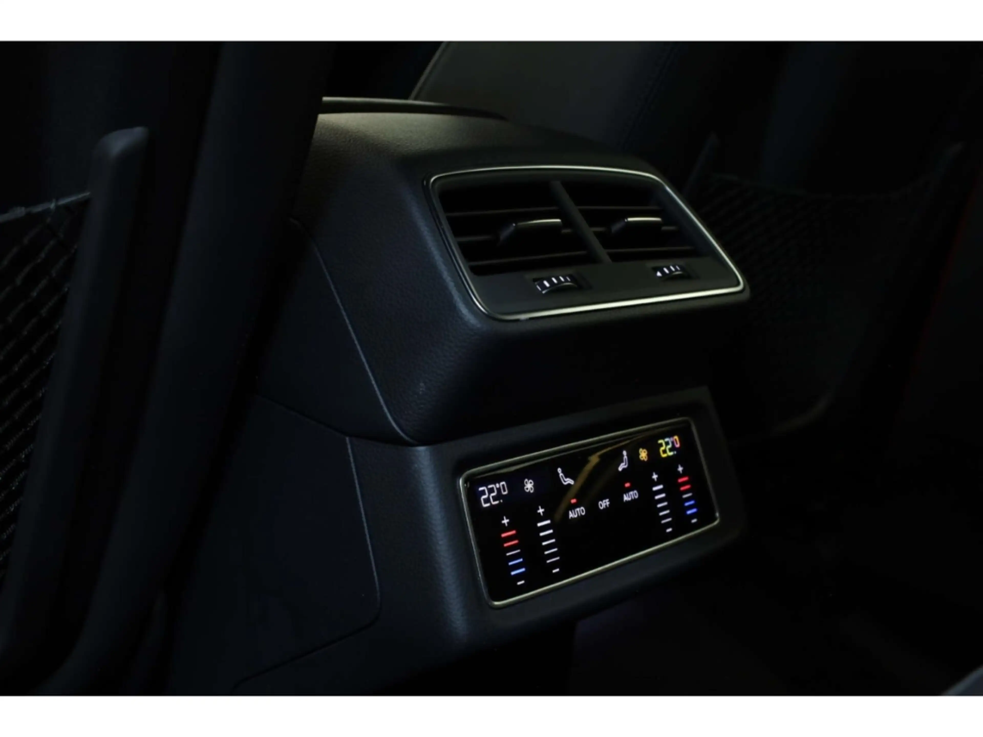 Audi Q8 e-tron Sportback S line — photo 20