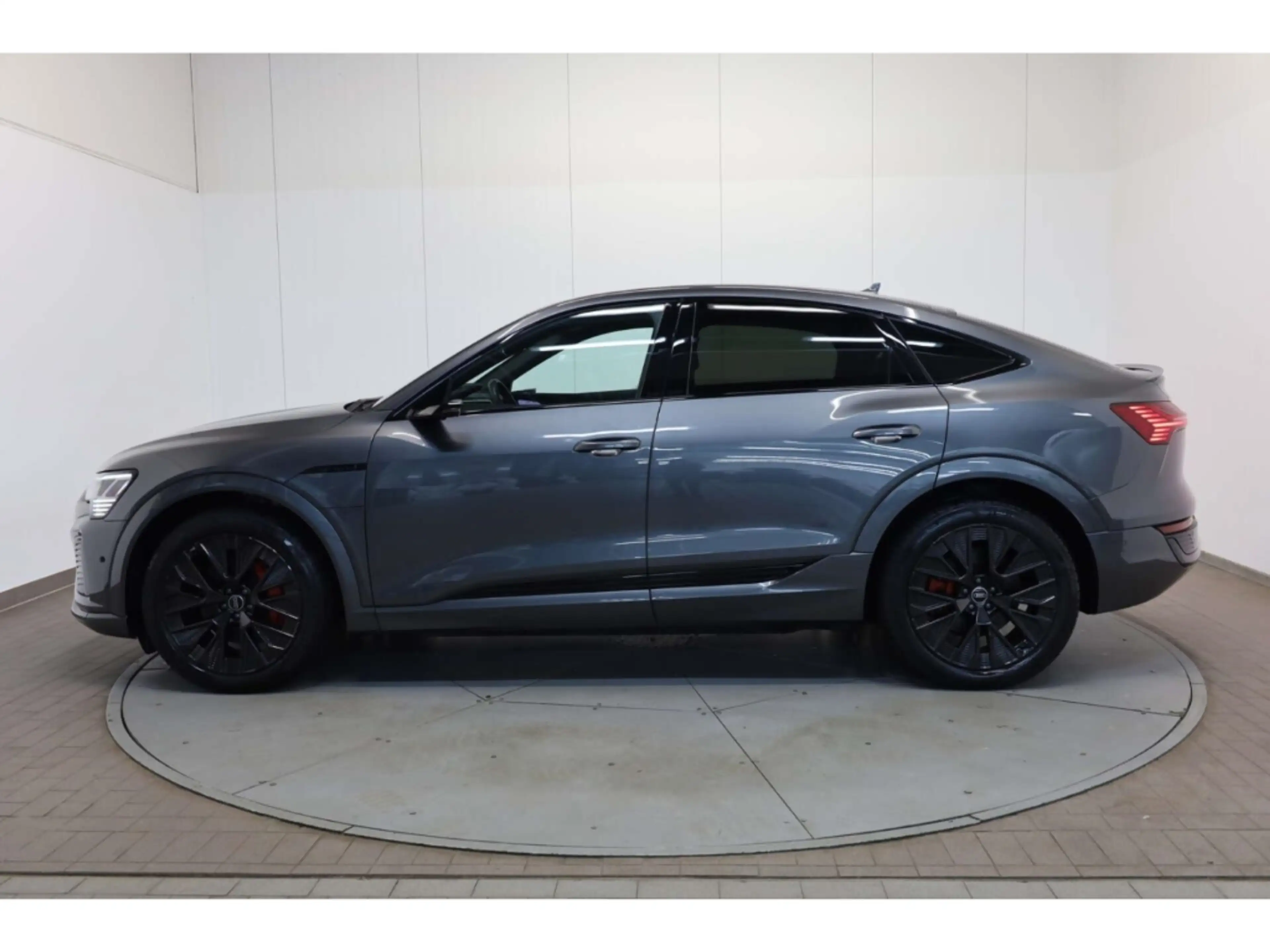 Audi Q8 e-tron Sportback S line — photo 5