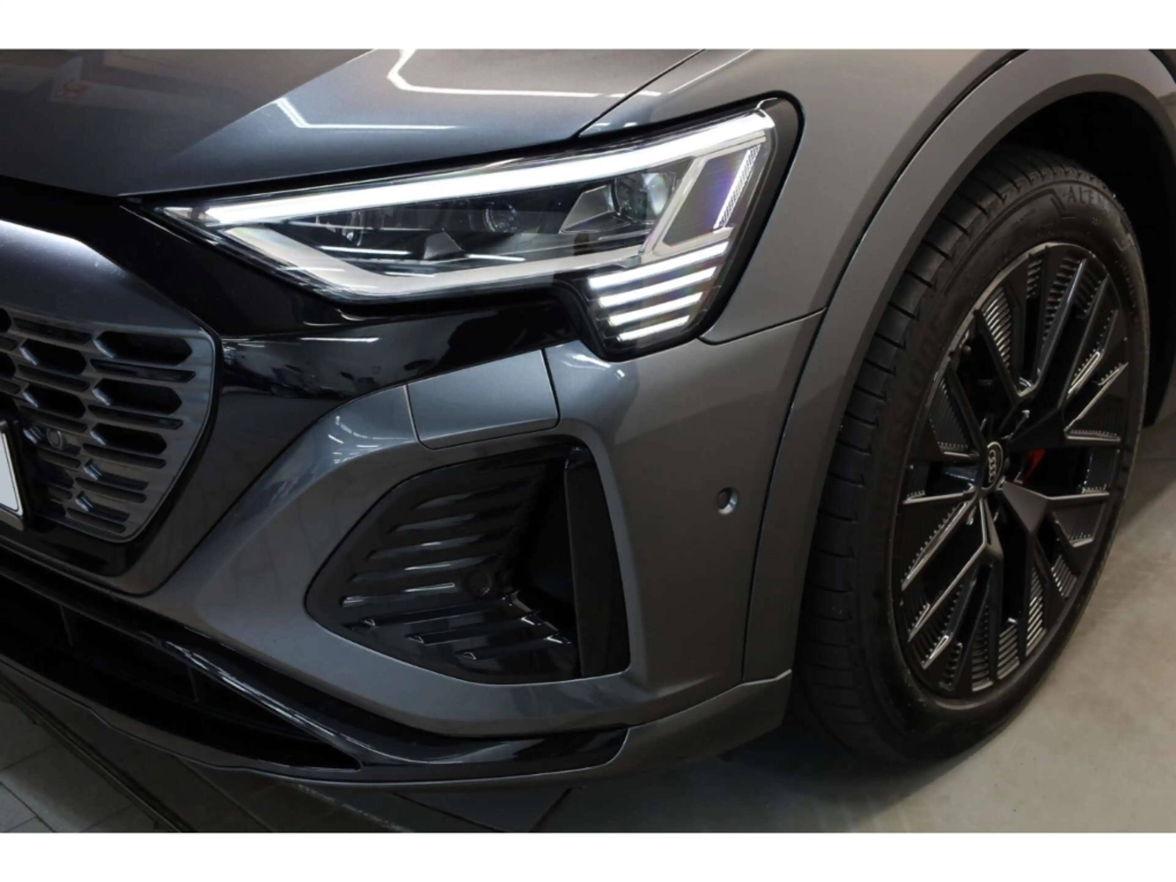 Audi Q8 e-tron Sportback S line — photo 7