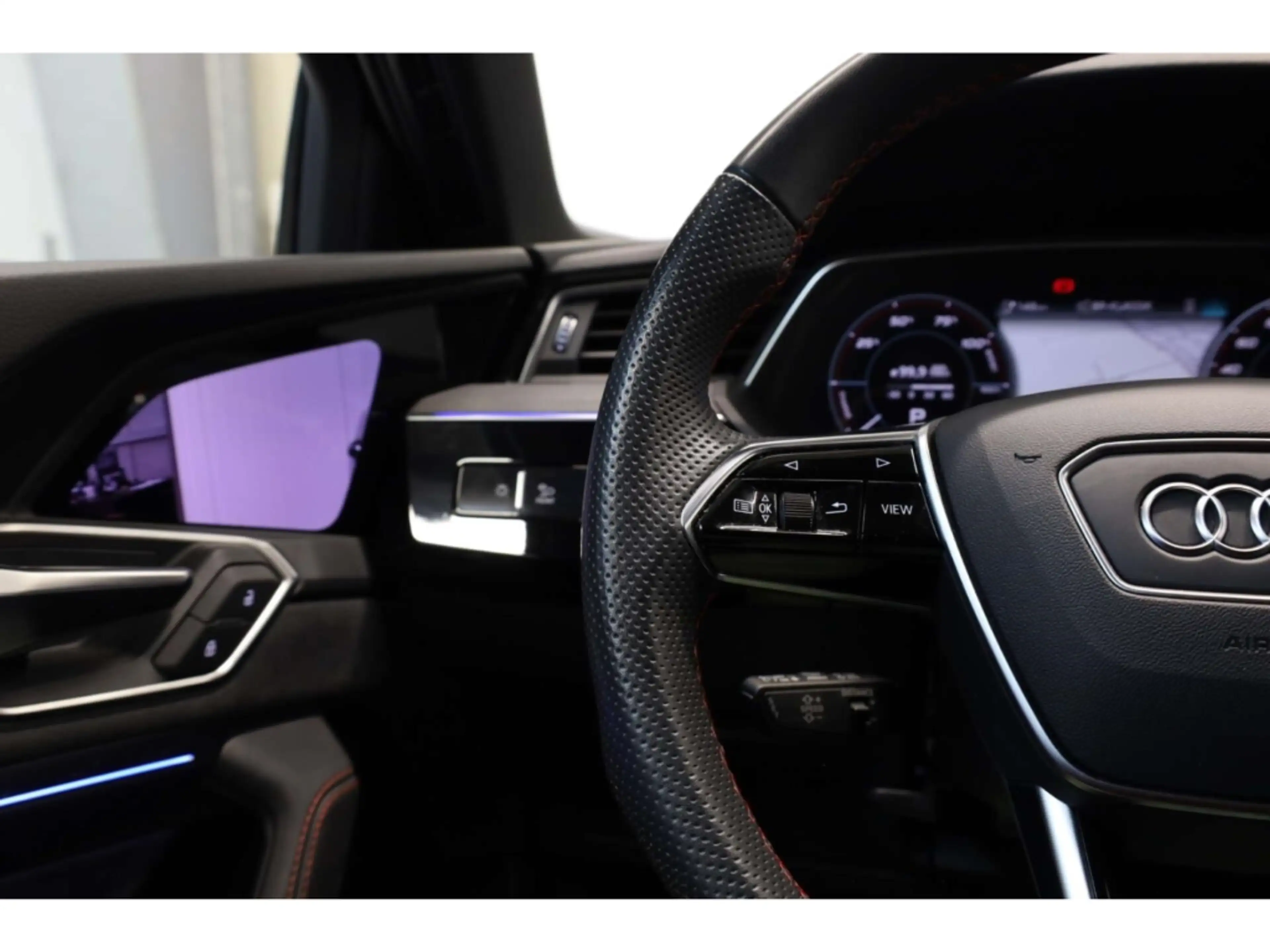 Audi Q8 e-tron Sportback S line — photo 15