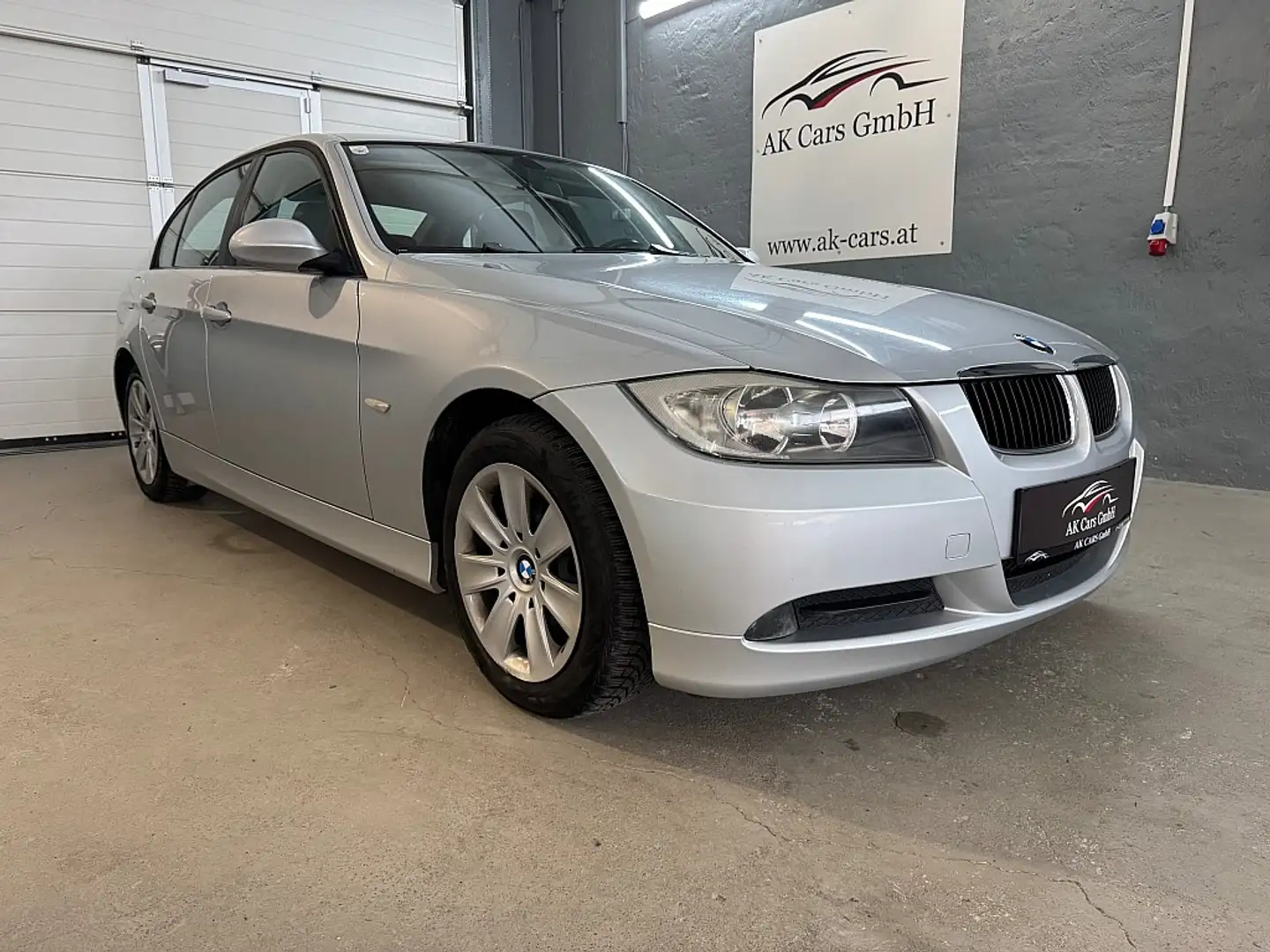 BMW 318 i Automatik *Navi*Sitzheizung* Grau - 2