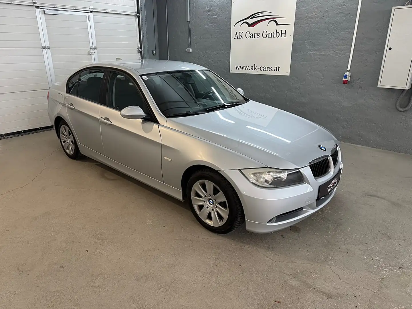 BMW 318 i Automatik *Navi*Sitzheizung* Grau - 1
