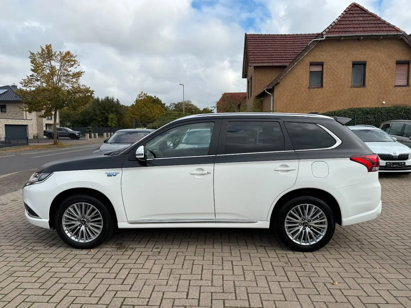 Mitsubishi Outlander PHEV, 4WD, Leder, Xenon, 1. Hand Blanc - 2