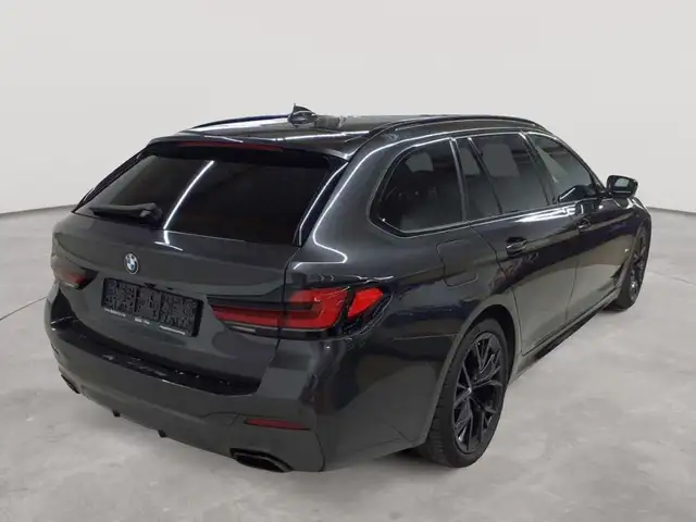 BMW 5 Series view 4