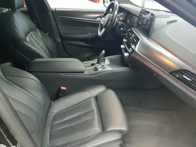 BMW 5 Series view 8