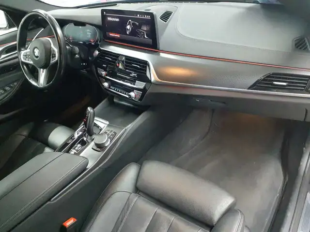 BMW 5 Series view 9