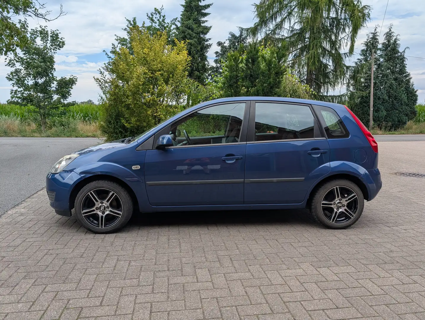 Ford Fiesta Fiesta  5-Türer 1.4 Connection Blau - 2
