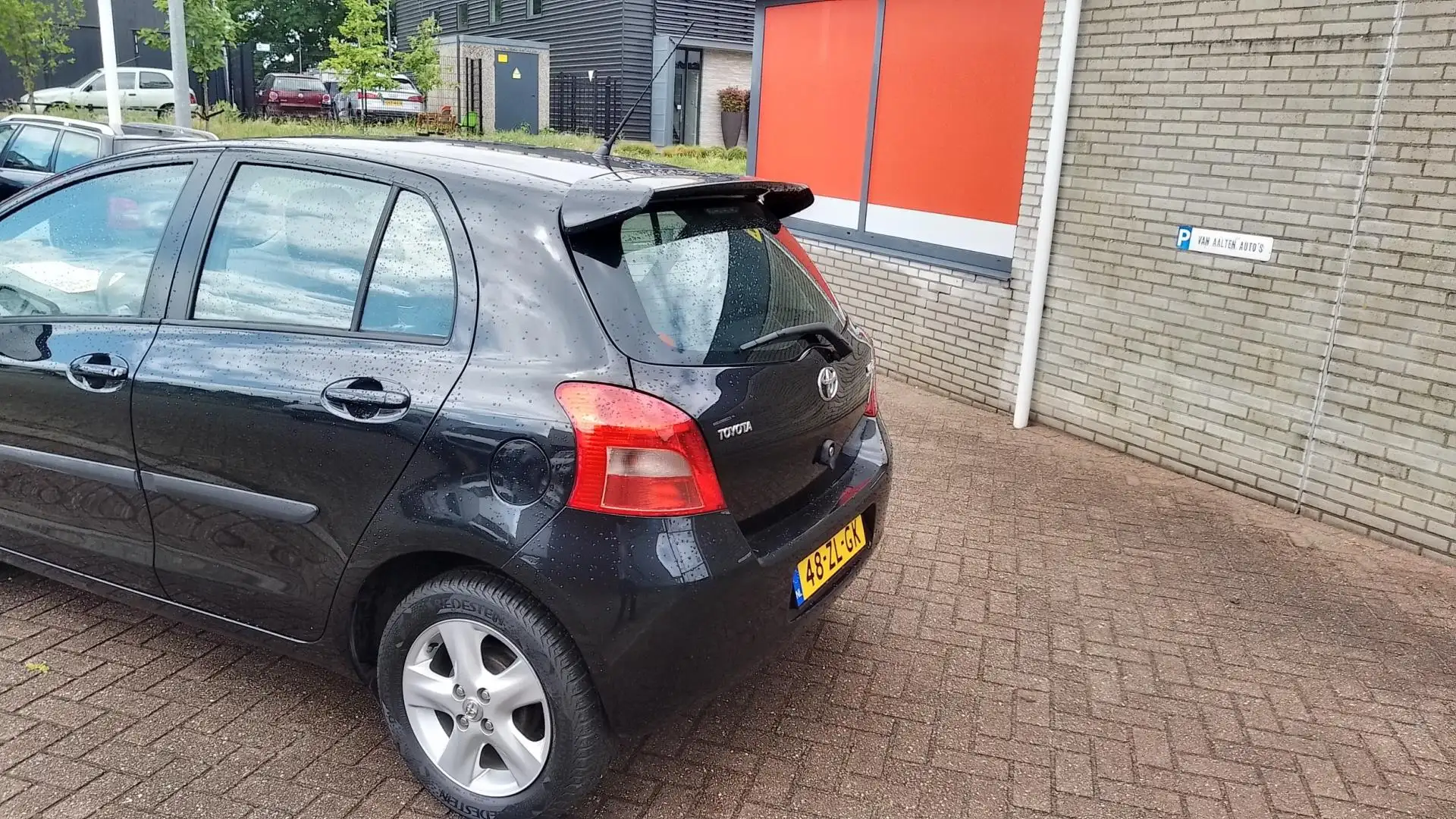 Toyota Yaris 1.3 VVTi Luna MMT automaat . prijs is incl nieuwe Zwart - 2
