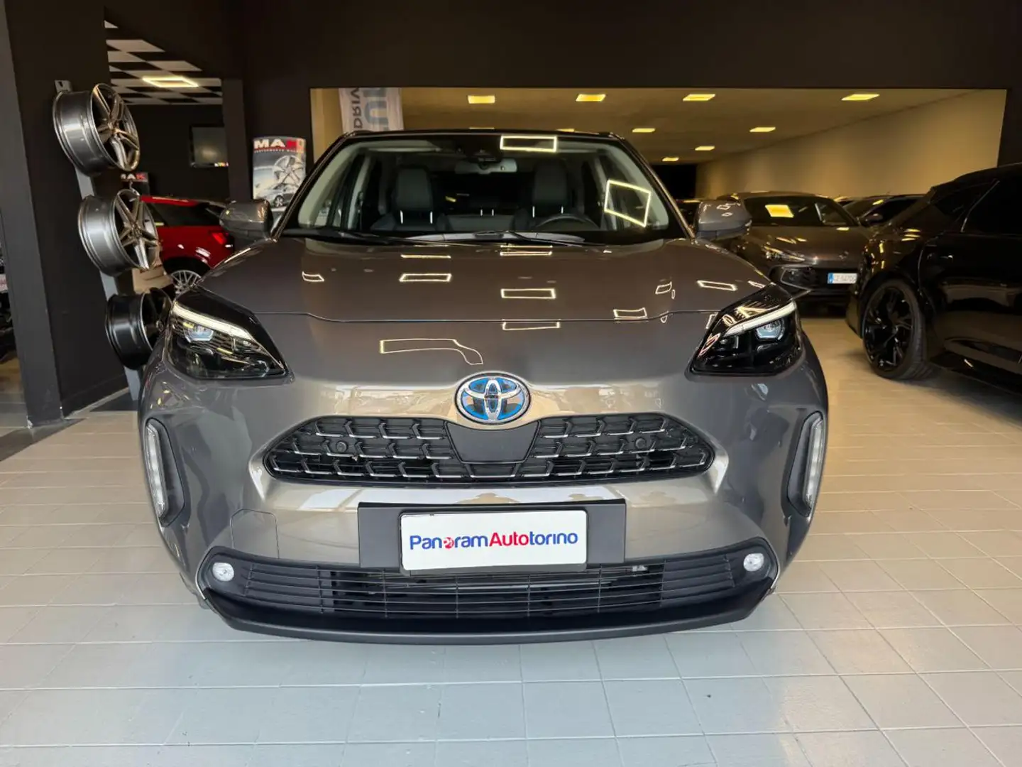 Toyota Yaris Cross 1.5 Hybrid 5p. E-CVT AWD-i Lounge Beige - 2