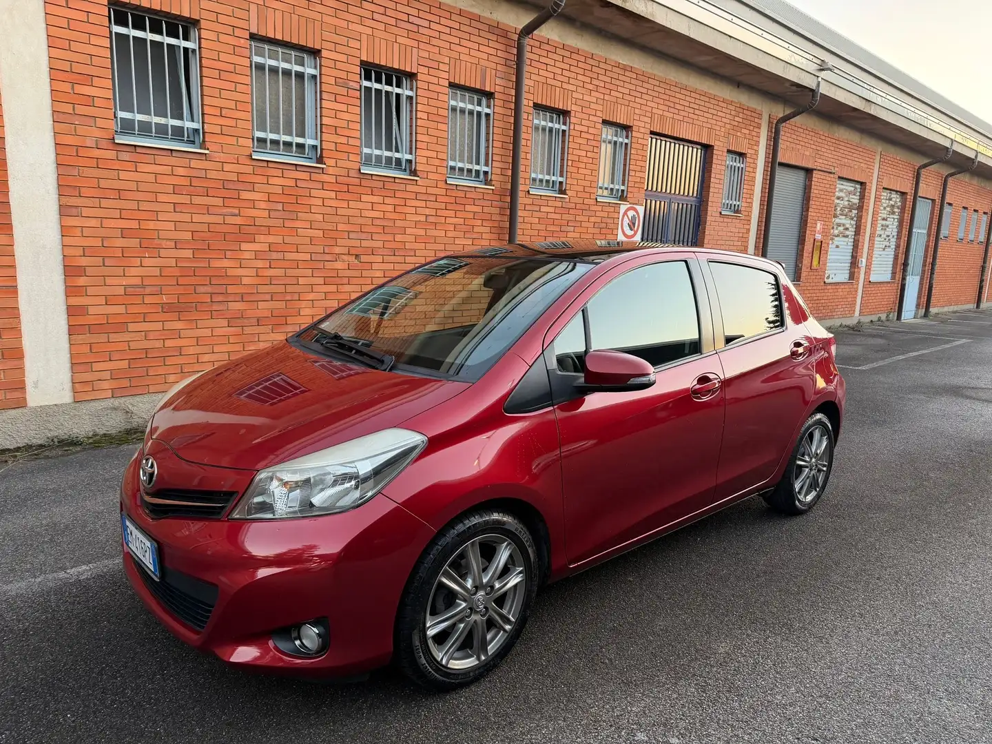 Toyota Yaris 5p 1.4 d-4d Lounge Rosso - 1