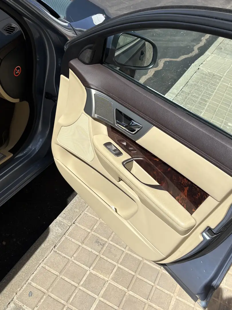 Jaguar XF 2.7D V6 Luxury Aut. - 2