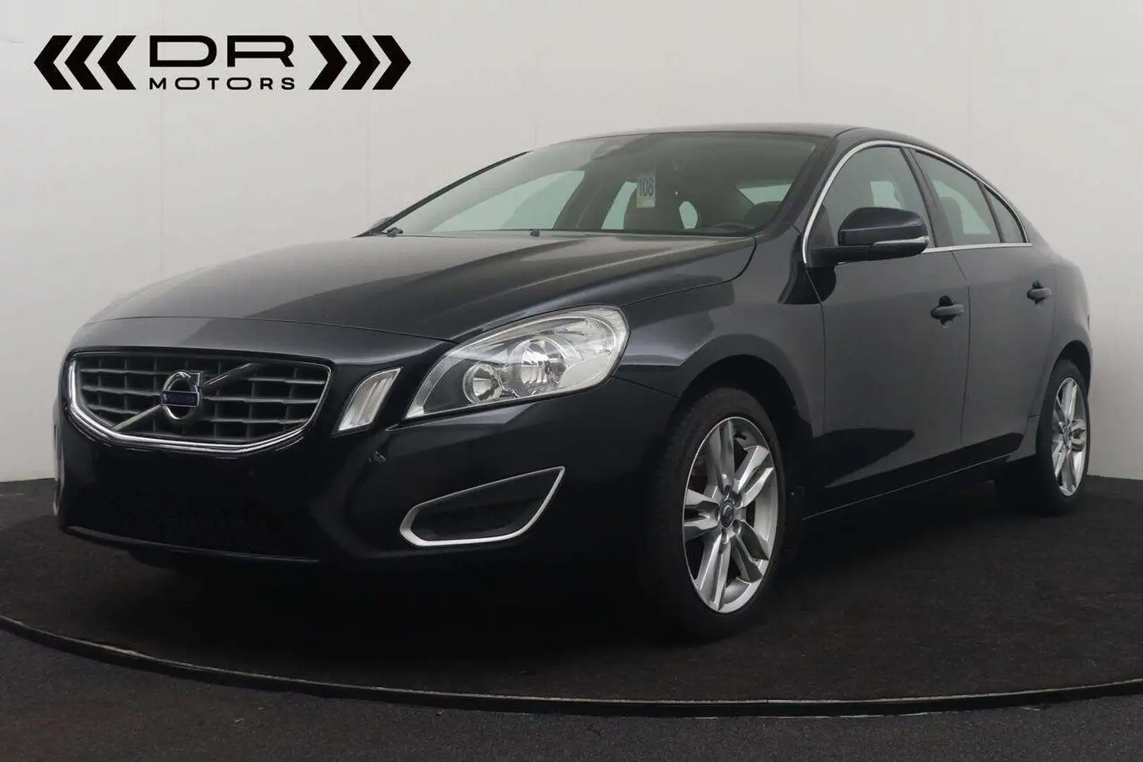 Volvo S60 T2 BENZINE MOMENTUM - LEDER - NAVI Fekete - 1