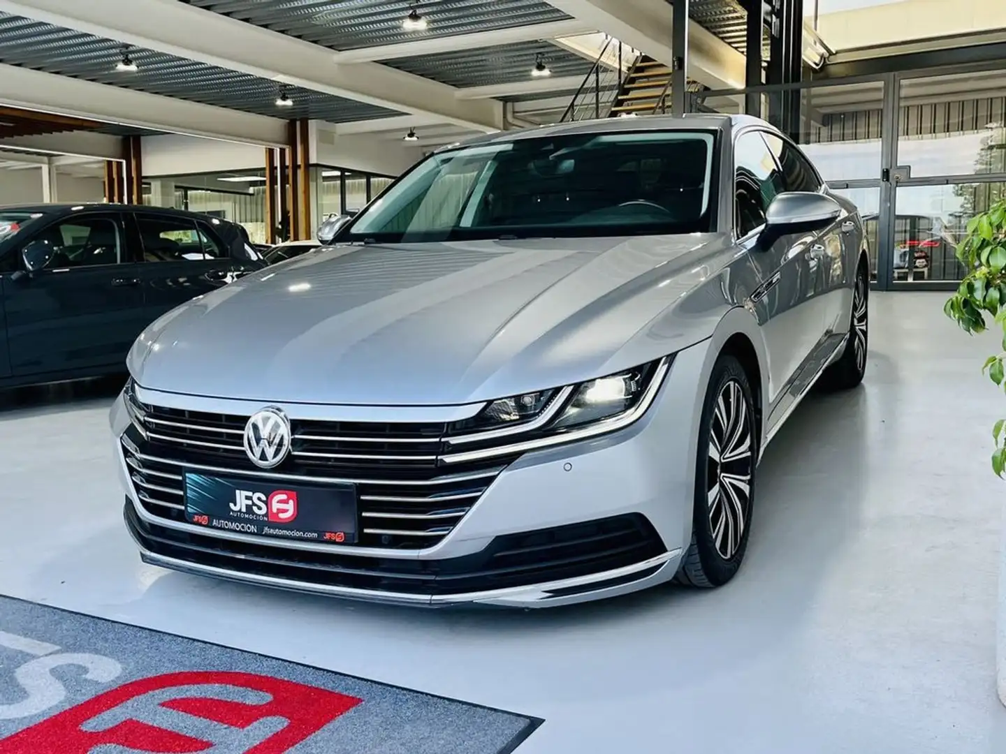 Volkswagen Arteon 2.0 TDI 150 CV Plateado - 2