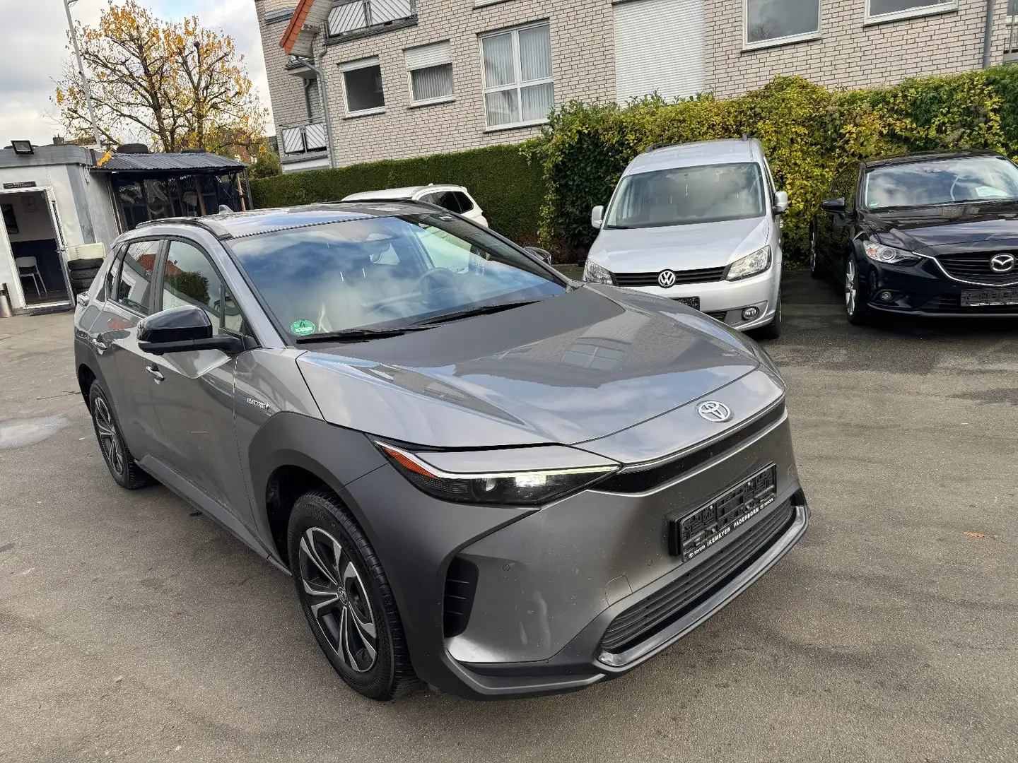 Toyota bZ4X FWD Grau - 1