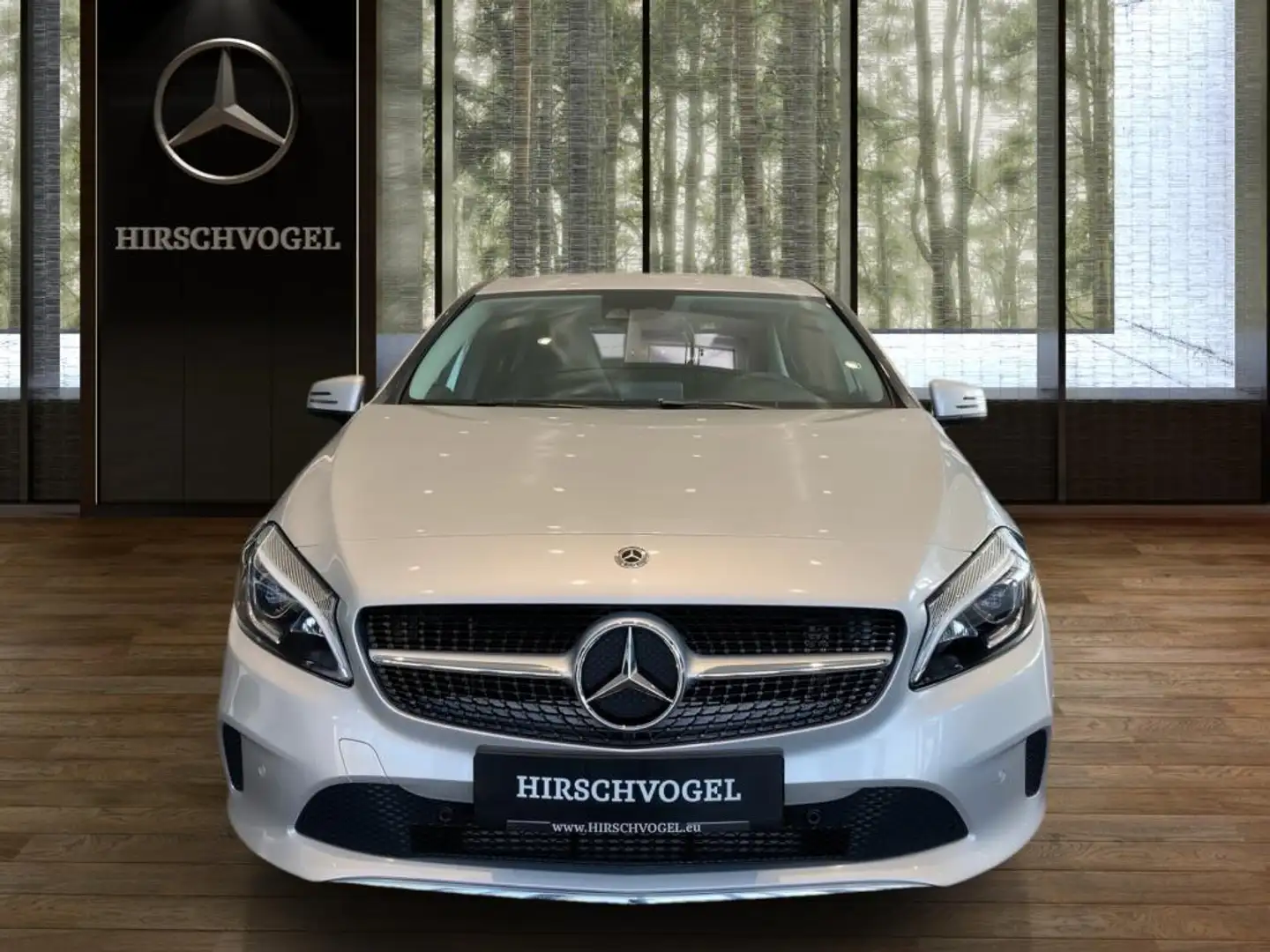 Mercedes-Benz A 220 4M Urban+Navi+LED+PDC+SHZ+Licht-&Sicht-Pak Silber - 2