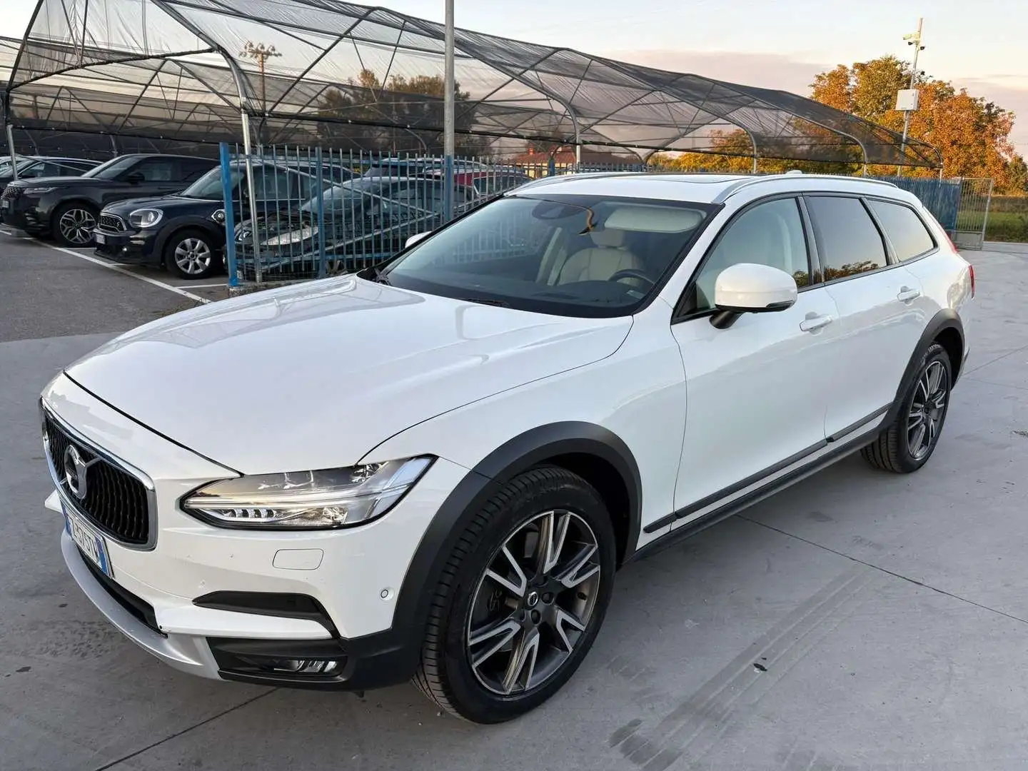 Volvo V90 Cross Country 2.0 d5 Pro awd geartronic my19 - FZ375TW Bianco - 2