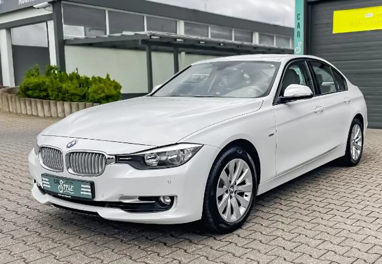 BMW 320 i NAVI SHZ PDC Weiß - 1