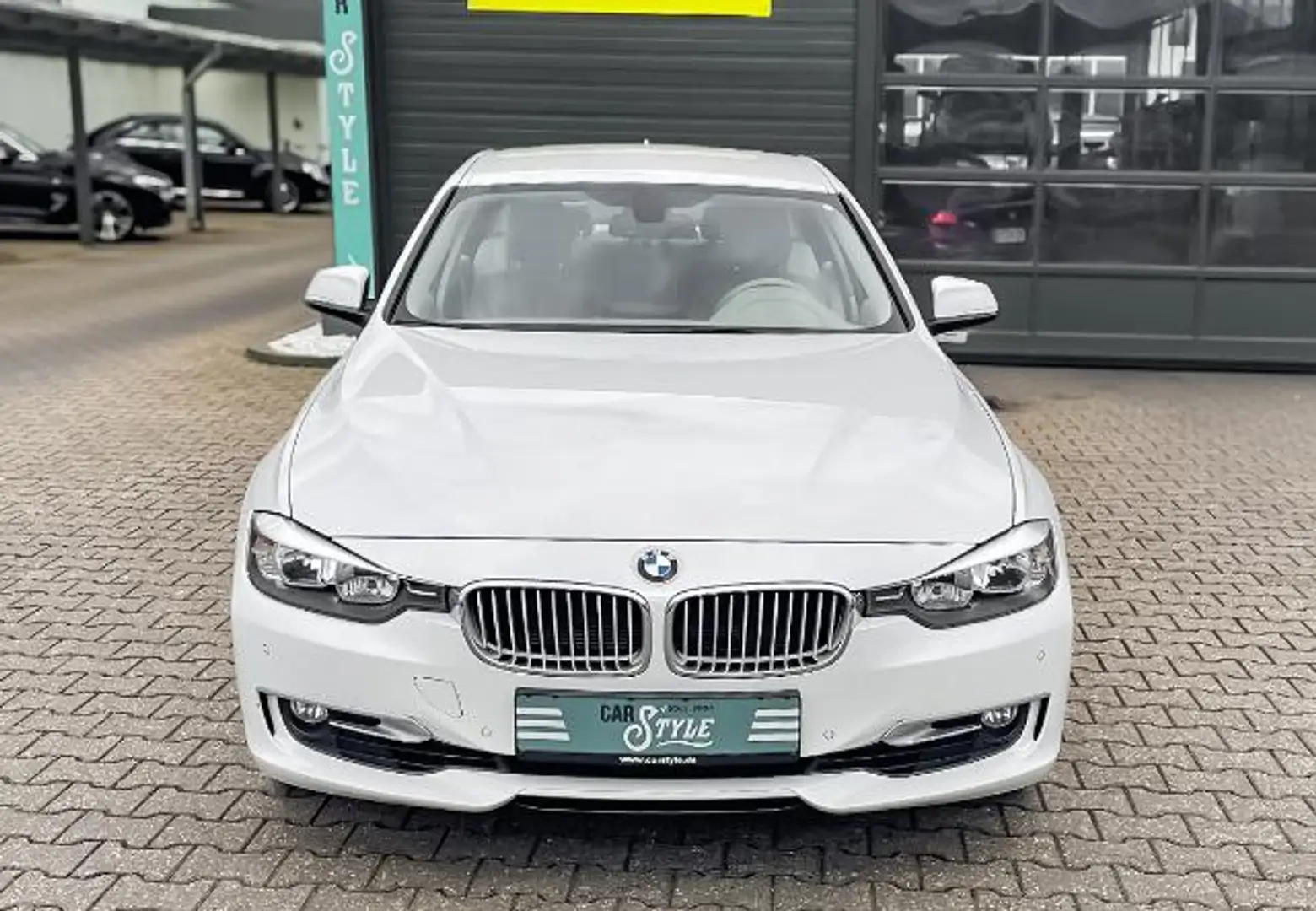 BMW 320 i NAVI SHZ PDC Weiß - 2