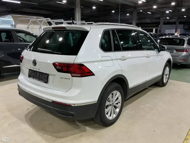 Volkswagen Tiguan view 4