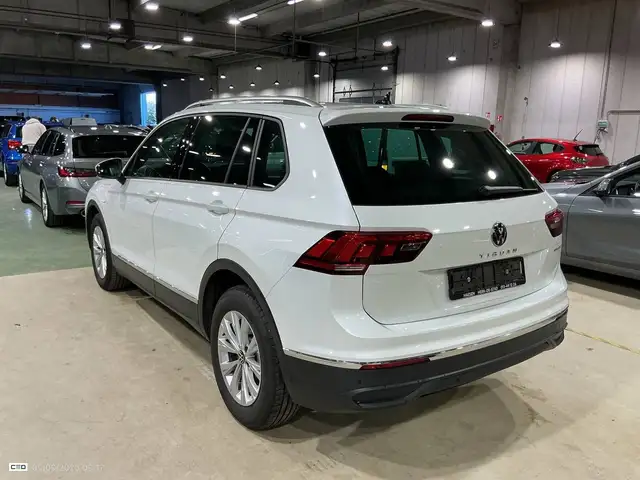 Volkswagen Tiguan view 3