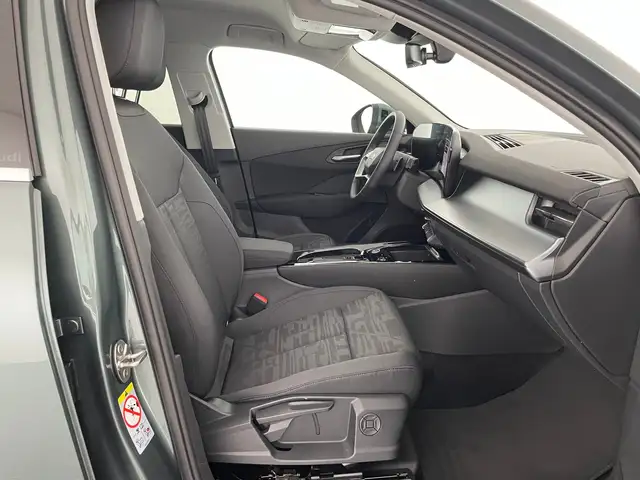 Audi Q3 view 9