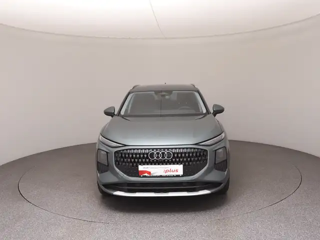 Audi Q3 view 3