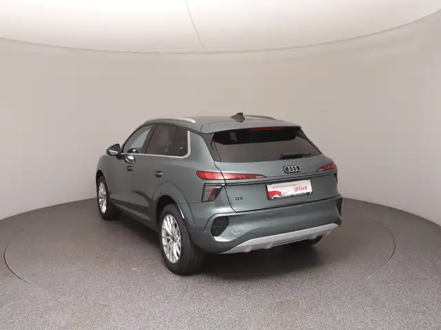 Audi Q3 view 5