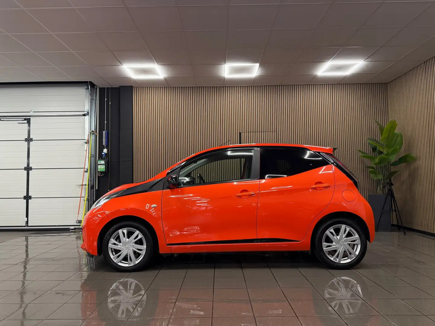 Toyota Aygo 1.0 VVT-i x-sport * Navigatie / Camera / LM Velgen Orange - 2