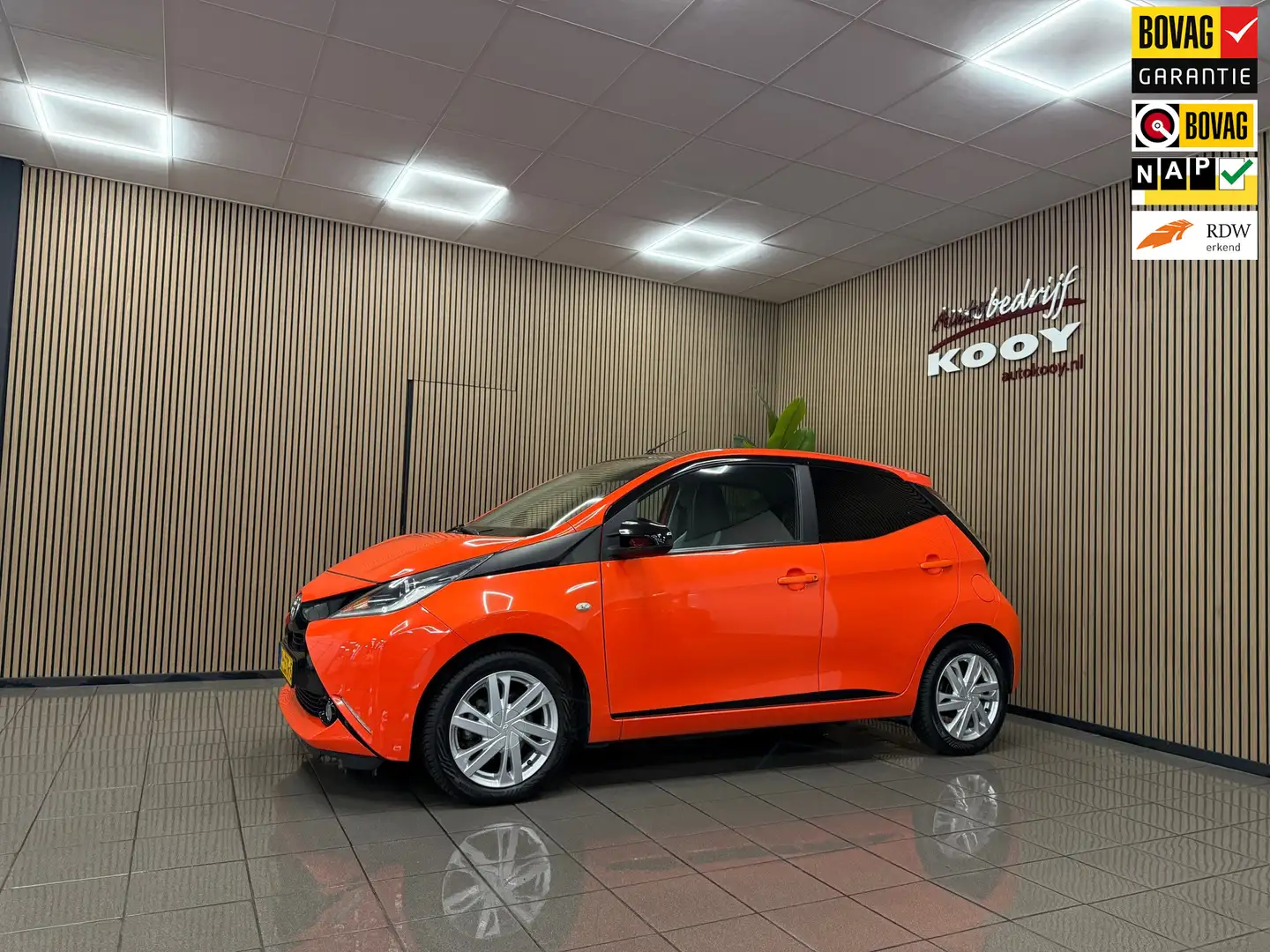 Toyota Aygo 1.0 VVT-i x-sport * Navigatie / Camera / LM Velgen Orange - 1