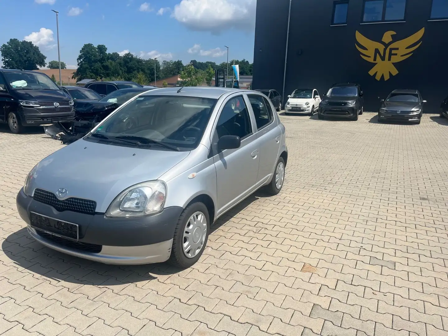 Toyota Yaris 1.0 5trg.Klima,ZV,el.FH,1.Hand,TÜV Grau - 1
