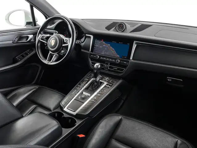 Porsche Macan view 12
