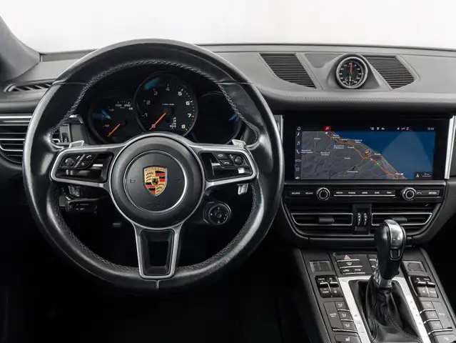 Porsche Macan view 8