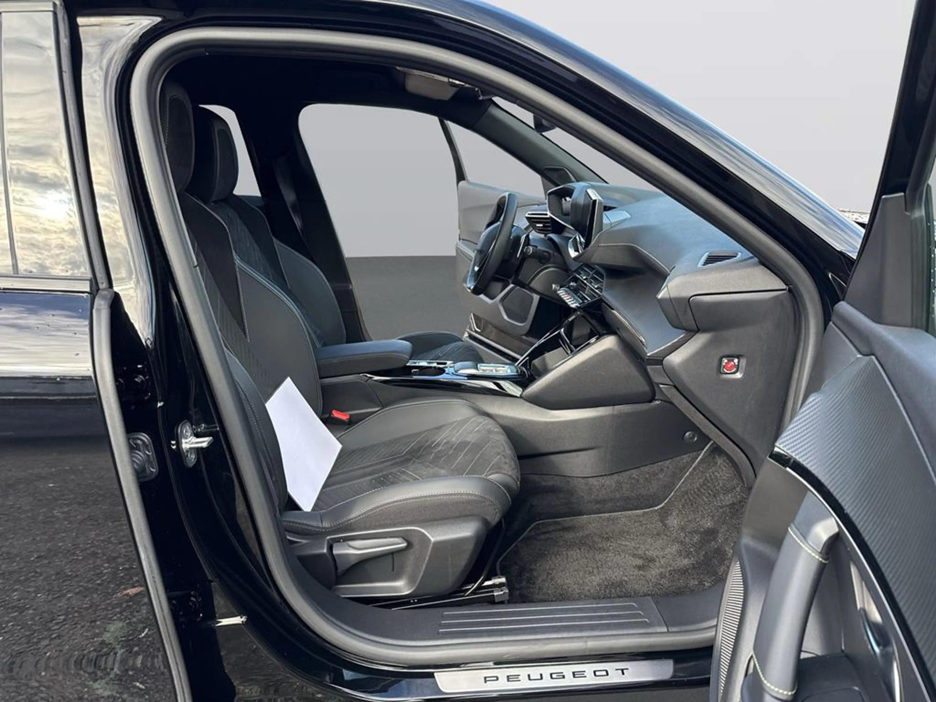 Peugeot 2008 GT — photo 13