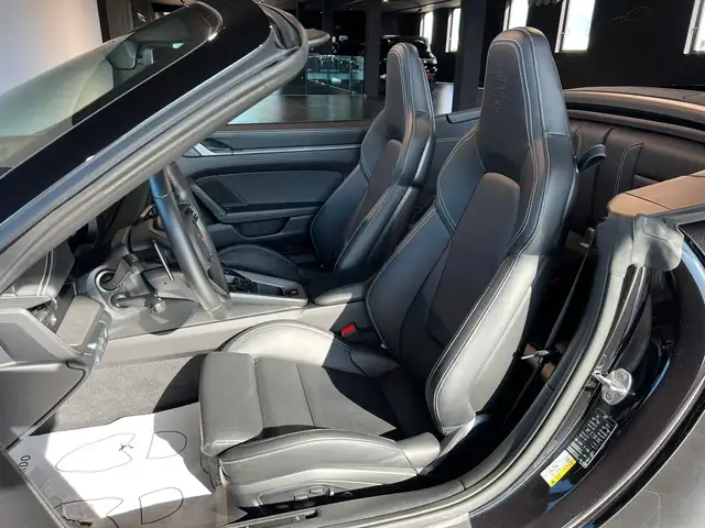 Porsche 911 view 9