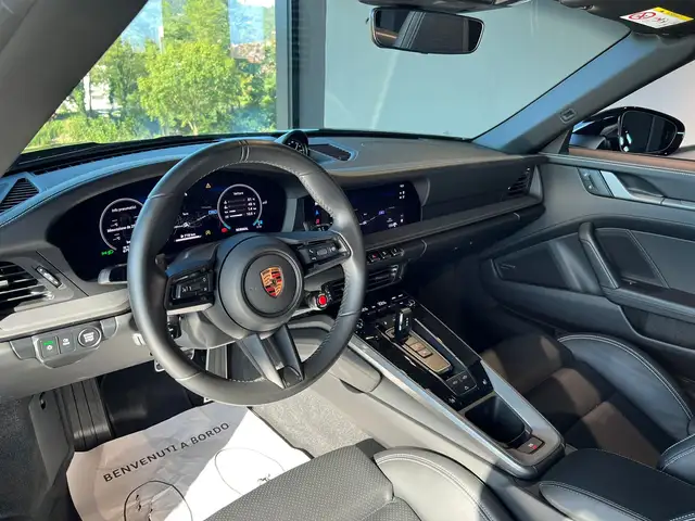 Porsche 911 view 14