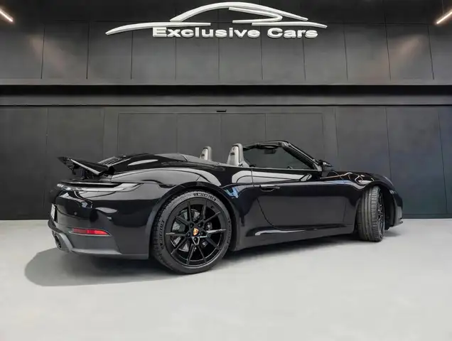 Porsche 911 view 4