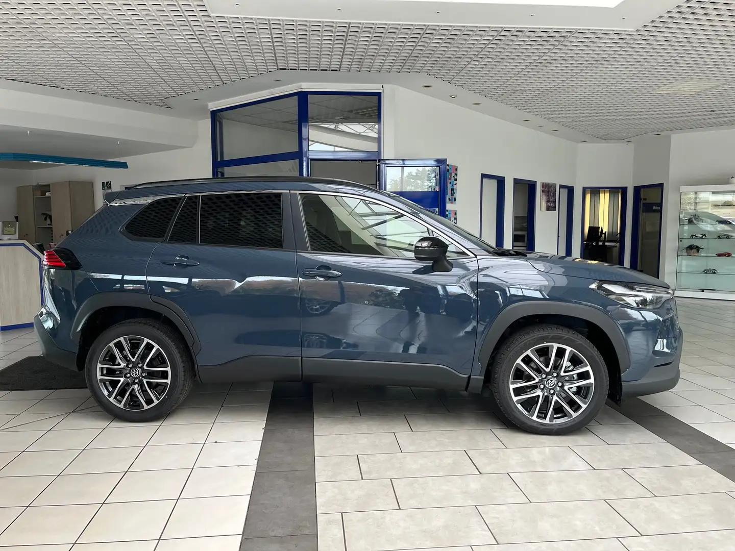 Toyota Corolla Cross 1.8 Hybrid-140 Dynamic Grau - 2