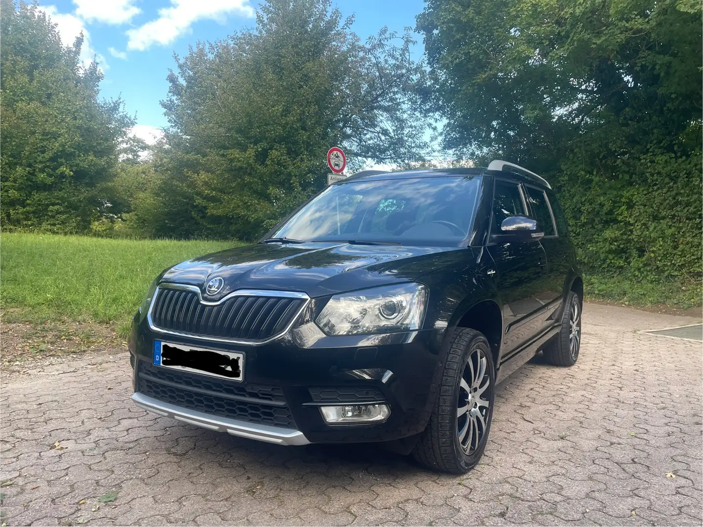 Skoda Yeti L&K, Leder, Standheizung, AHK, Panoramadach, RVC Schwarz - 2
