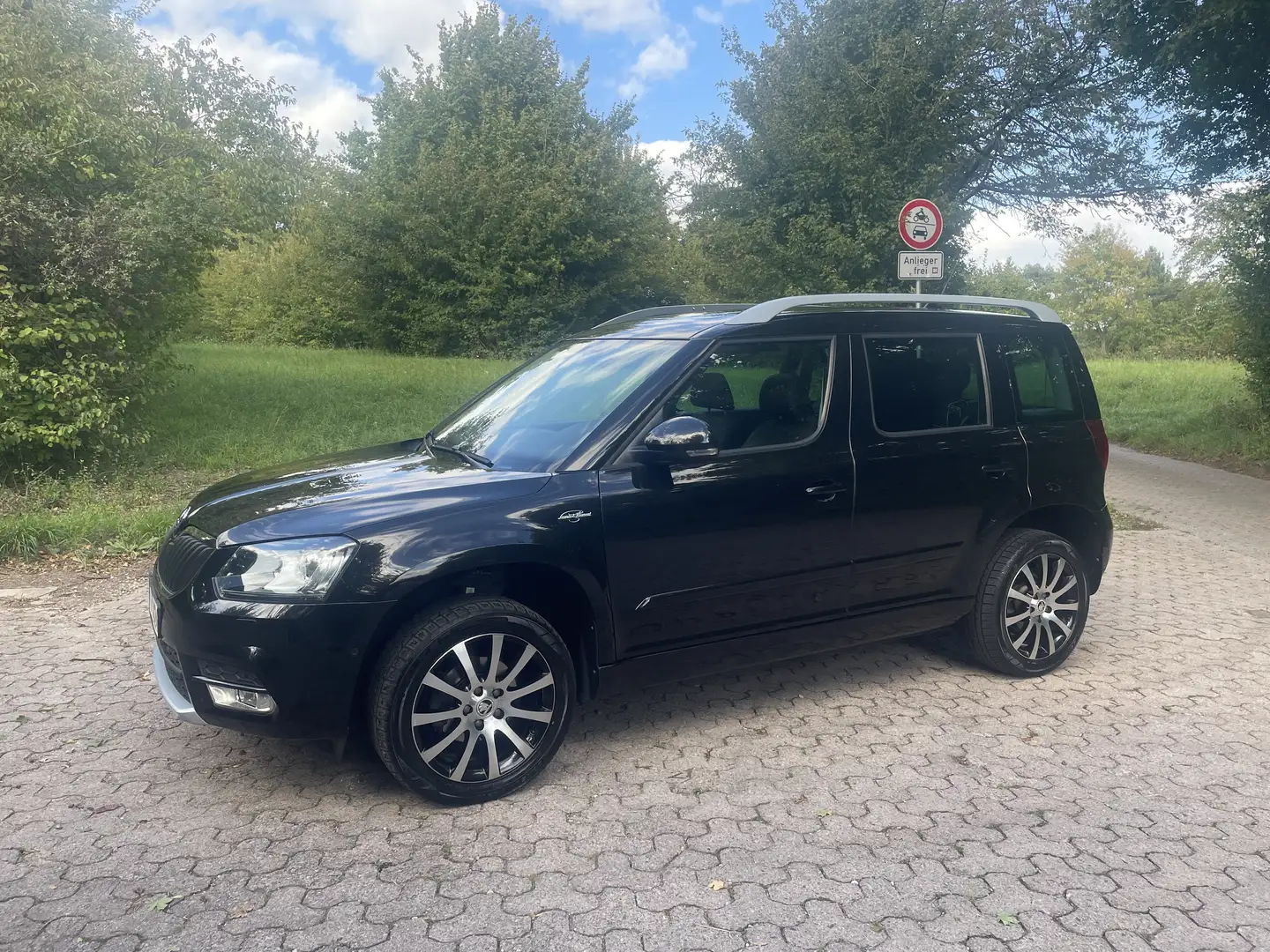 Skoda Yeti L&K, Leder, Standheizung, AHK, Panoramadach, RVC Schwarz - 1