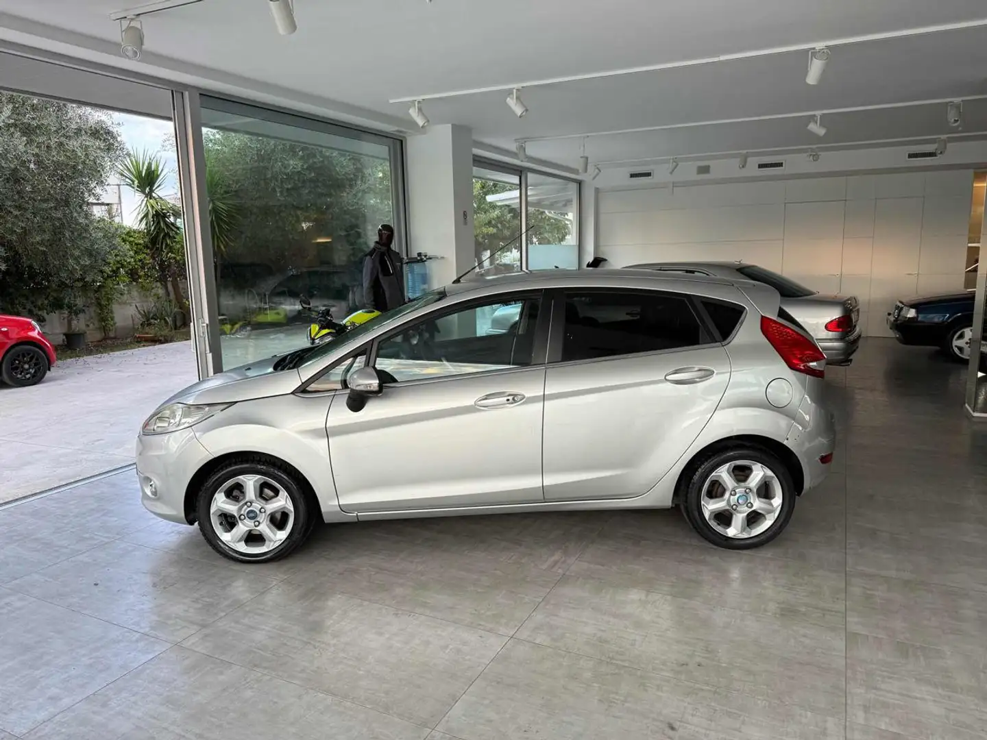 Ford Fiesta 1.2 82 CV 5 porte Titanium Argento - 2