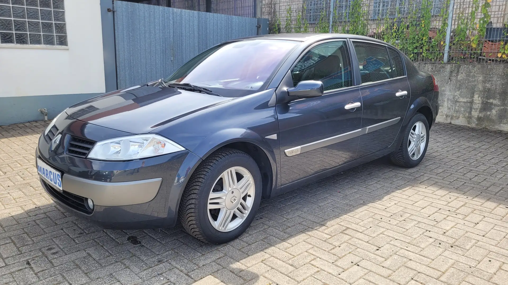 Renault Megane 1.6 Dynamique Grau - 1