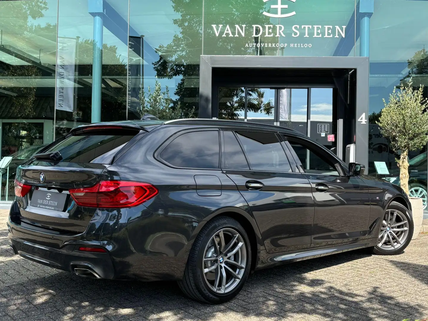BMW 520 5-serie Touring 520i Business Edition Plus Pano | Grijs - 2