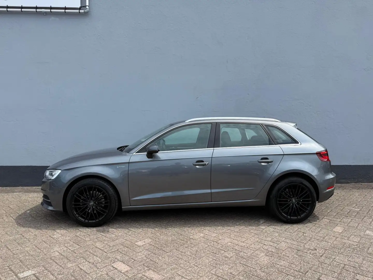 Audi A3 Sportback 1.4 TFSI Attraction Pro Line Plus g-tron Grijs - 2